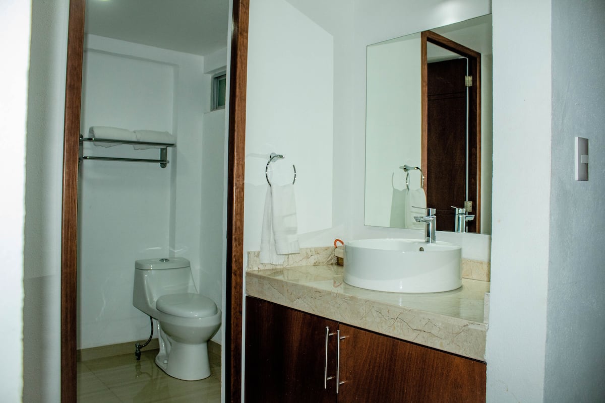 Quarto duplo, 2 camas de casal | Banheiro | Toalhas de banho