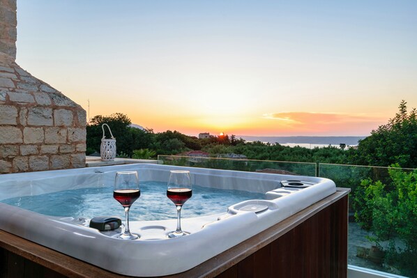 Outdoor spa tub