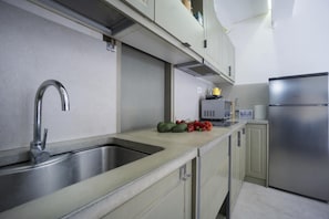 Réfrigérateur, micro-ondes, plaque de cuisson, cafetière/bouilloire