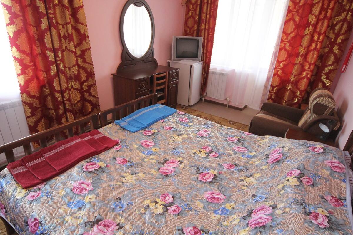 Luxury-Apartment, Meerblick | Schreibtisch, laptopgeeigneter Arbeitsplatz, Verdunkelungsvorhänge