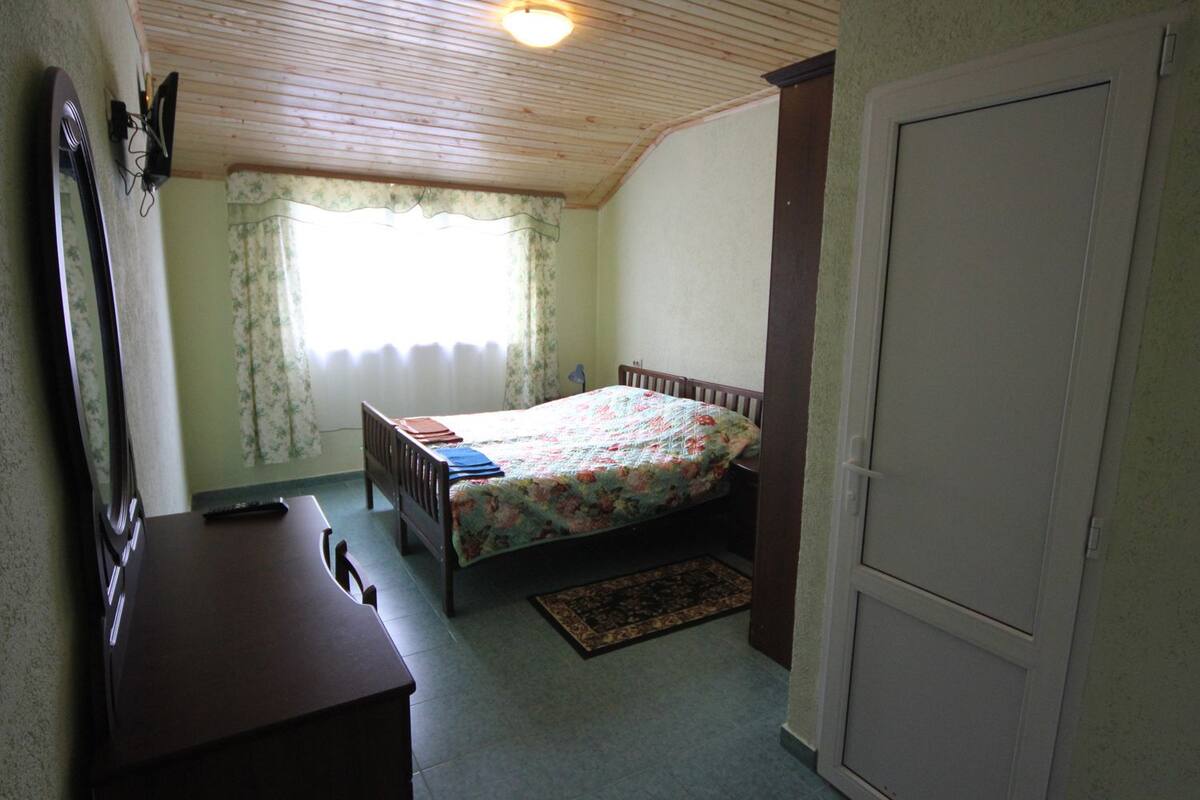 Schreibtisch, laptopgeeigneter Arbeitsplatz, Verdunkelungsvorhänge