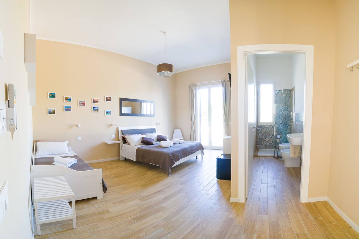 Quarto triplo | 3 quartos, frigobar, escrivaninha, espaço de trabalho para notebook