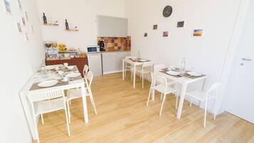 بوفيه فطور يوميًا بتكلفة قدرها (5 EUR للشخص)