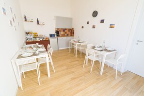 Café da manhã com buffet todos os dias (EUR 5 por pessoa)