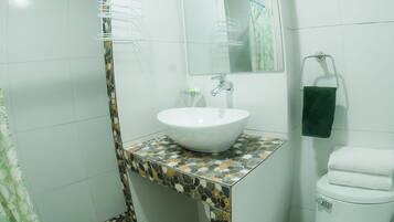 Double room ensuite | Baño | Ducha y cabezal de ducha tipo lluvia