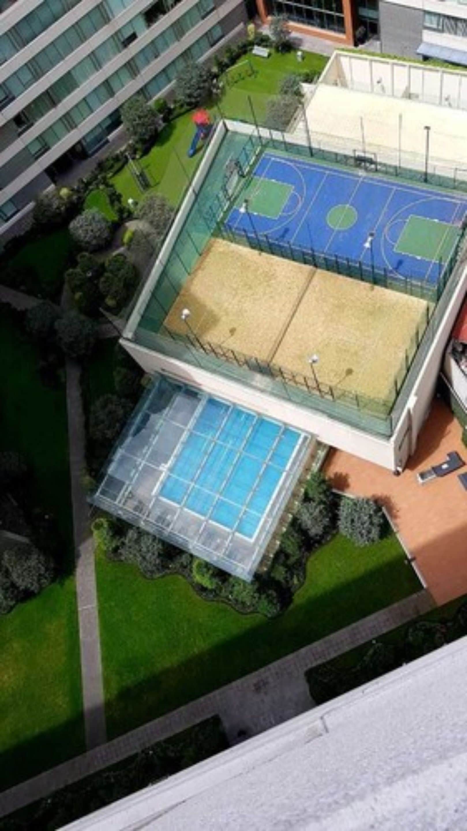 Monipuolinen urheilukeskus, jossa on tenniskenttä, koripallokenttä ja uima-allas.