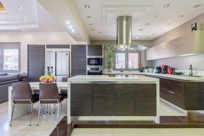 Kühlschrank, Mikrowelle, Ofen, Geschirrspüler