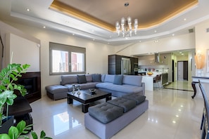 Smart TV, fireplace