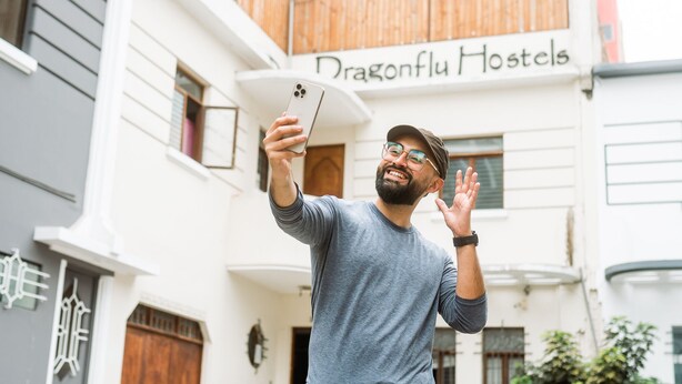 A person taking a selfie in front of Dragonfly Hostels. - Dragonfly Hostels Miraflores (Lima)