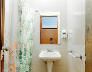 Eenvoudige tweepersoonskamer | Badkamer | Een douche, een regendouche