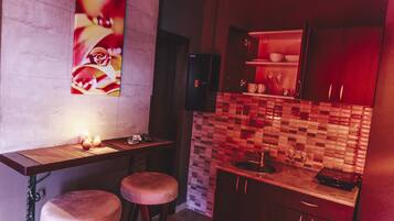 Exclusive Studio | Private kitchenette | Fridge, stovetop, cookware/dishes/utensils