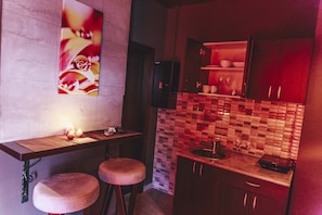 Estúdio exclusivo | Cozinha americana privada | Geladeira, cooktop, talheres/pratos/utensílios de cozinha