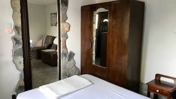 1 bedroom, desk, soundproofing