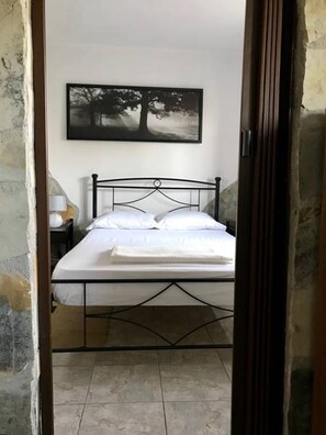 1 makuuhuone, työpöytä, äänieristys