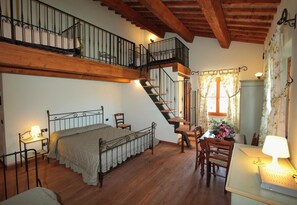 Habitació quàdruple | Caixa forta a l'habitació, wifi gratuïta i roba de llit 