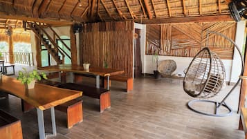 Smart TV 30-inci dengan saluran TV satelit dan TV