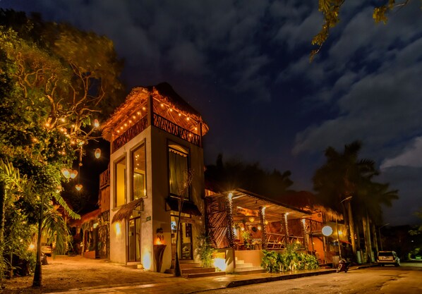 Fachada de la propiedad por la tarde o noche