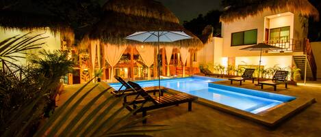 Een buitenzwembad, open van 09.00 uur tot 21.00 uur, en ligstoelen