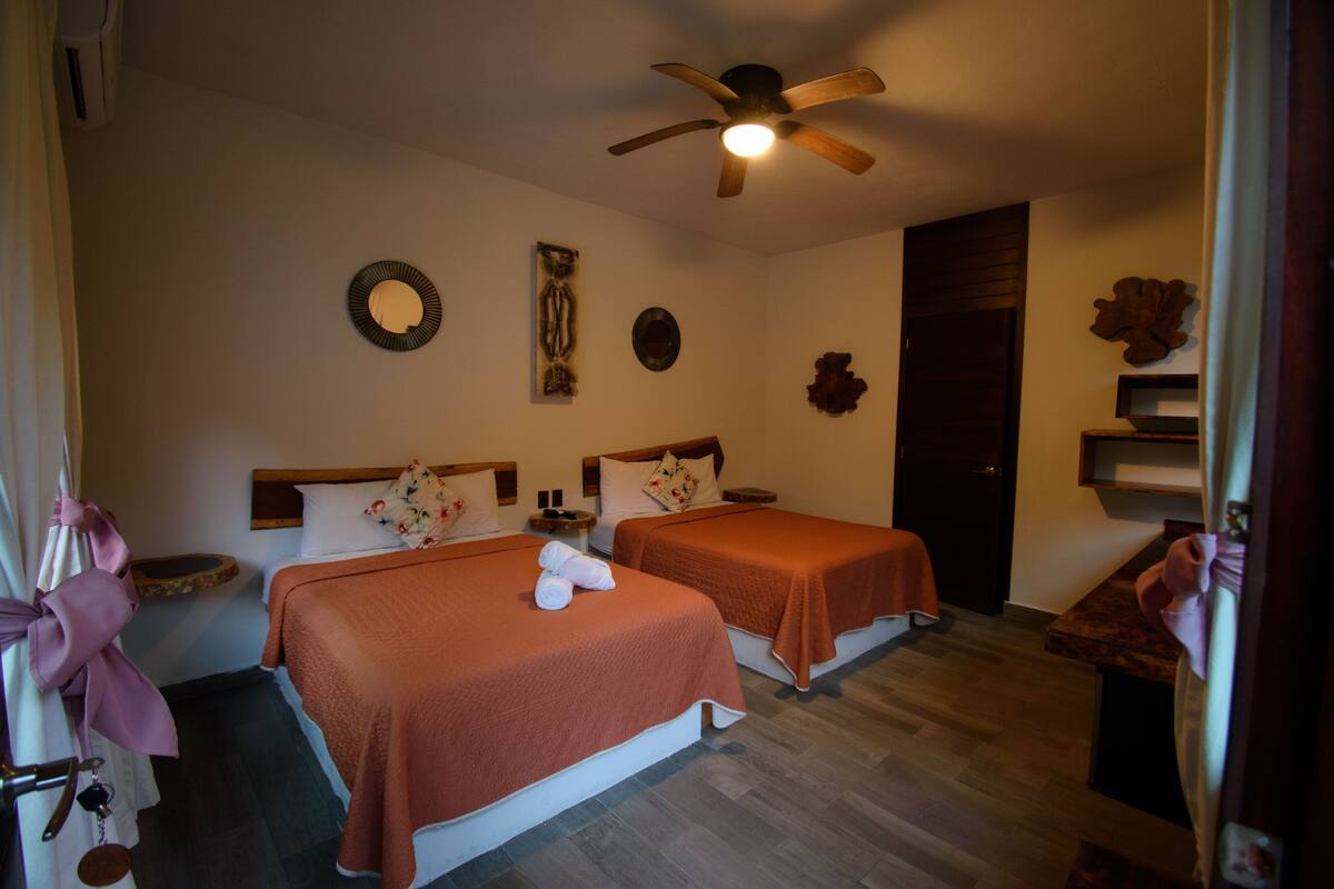 Superior kamer, 2 tweepersoonsbedden | Een minibar, een kluis op de kamer, gratis babybedden, reisbedje