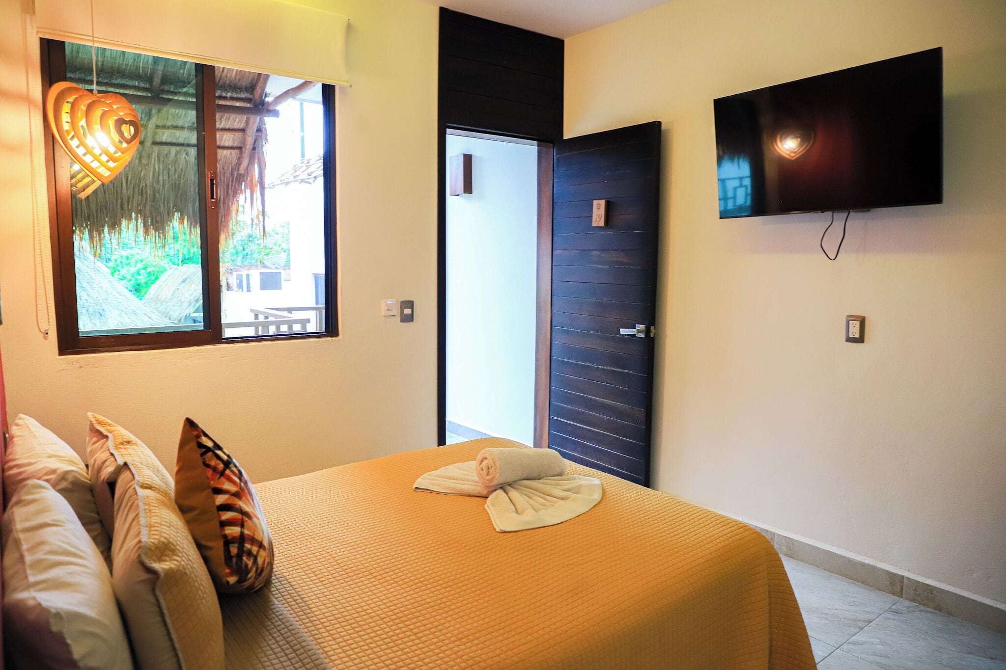 Deluxe Room | Minibar, in-room safe, free cribs/infant beds, travel crib