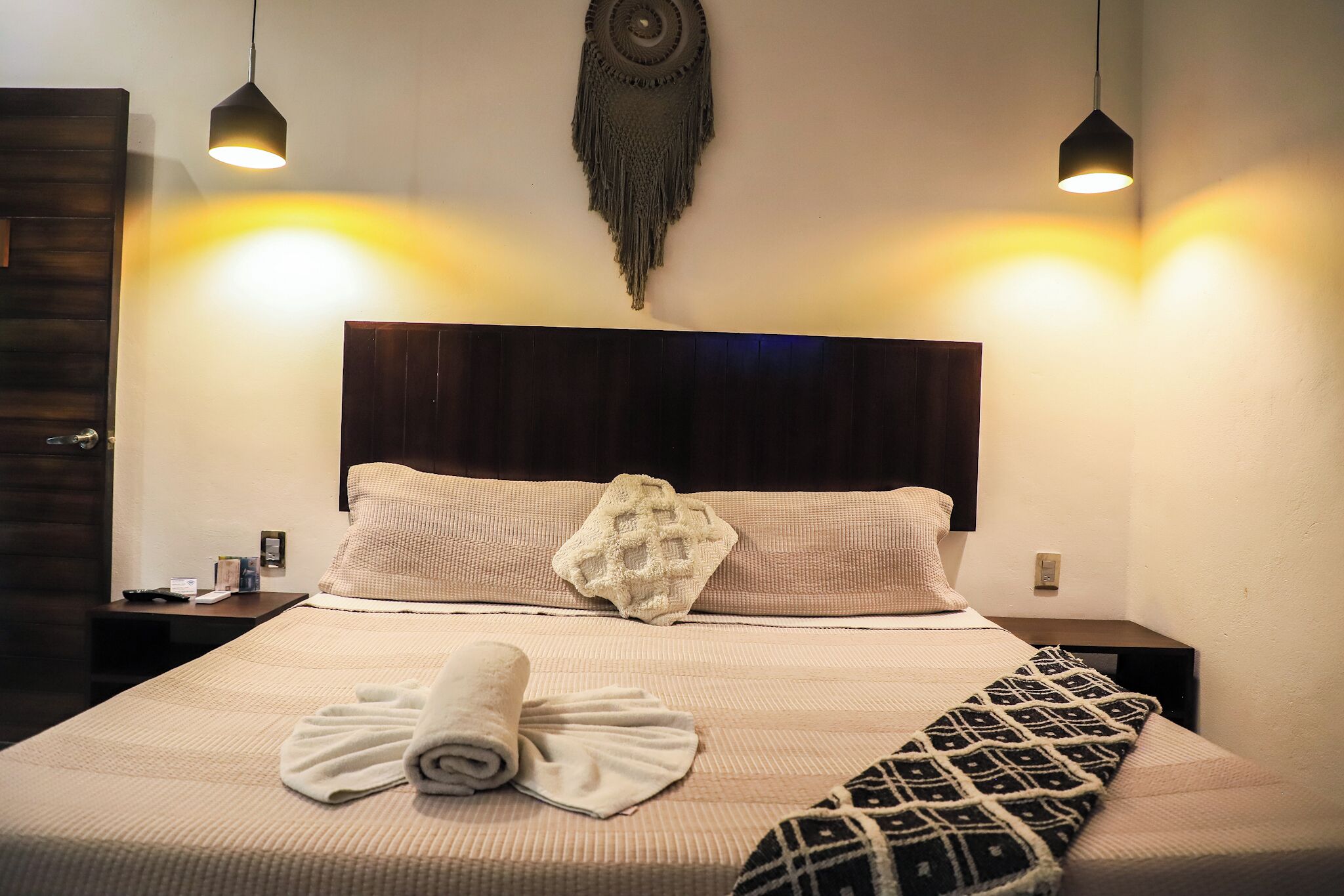 Standard Room, 1 Queen Bed | Minibar, in-room safe, free cribs/infant beds, travel crib