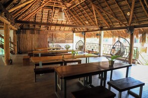 30-英寸智能电视 （配备卫星频道）、电视