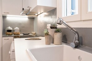 Kylskåp, mikrovågsugn, ugn och spishäll