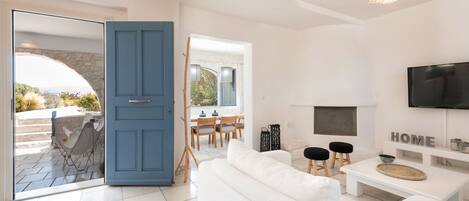 TV connectée, cheminée, lecteur de DVD