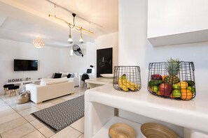 Smart-tv, eldstad och dvd-spelare