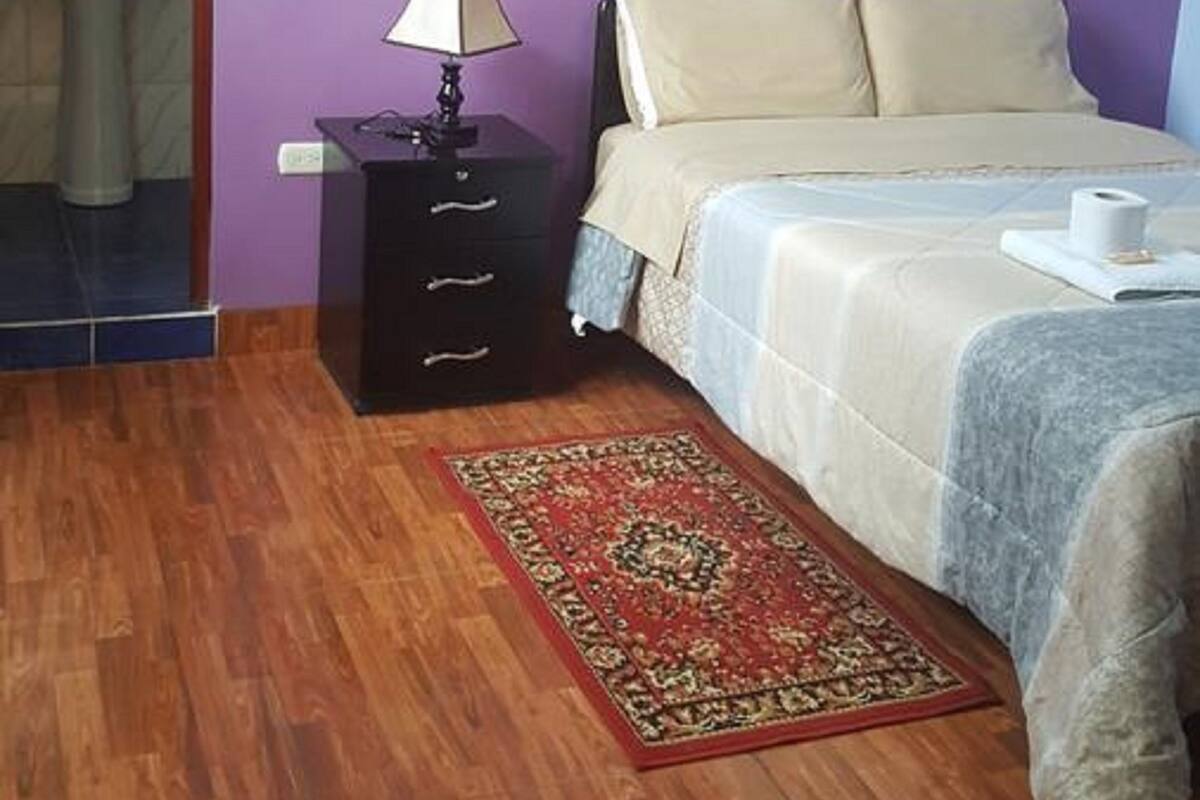 Quarto solteiro, 1 cama de casal, banheiro privativo | Ferros/tábuas de passar roupa, Wi-Fi de cortesia, roupa de cama