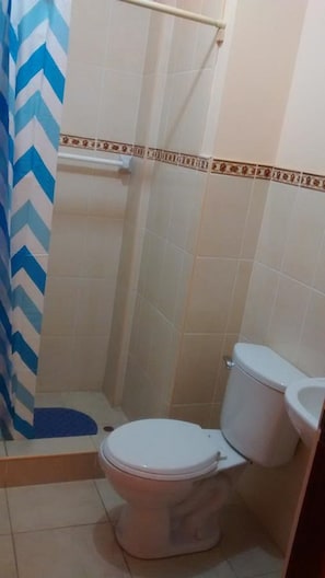 Bathroom - Hostal Los Pinos (El Tambo)