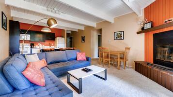 Comfort Condo, Kitchen | Living room | Flat-screen TV