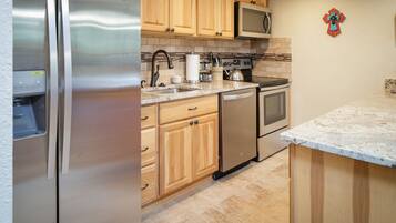 Comfort Condo, 2 Bedrooms, Kitchen | Private kitchen | Full-sized fridge, microwave, oven, stovetop