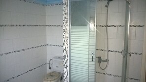 Combined shower/tub, jetted tub, hair dryer, towels - Big house (170m),20m to beach,view to Olympus,near to Thessaloniki airport  (Παραλία Επανομής)