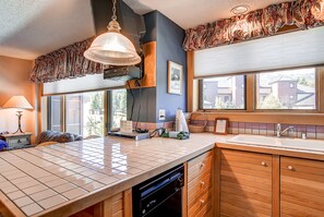 Condo básico, cocina | Cocina privada | Refrigerador, microondas, horno y parrilla de estufa 