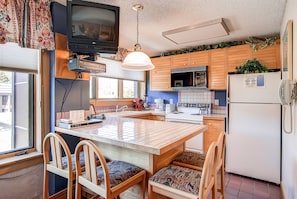 Basic Condo, Kitchen | Private kitchen | Fridge, microwave, oven, stovetop