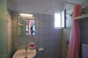Dusche, Haartrockner, Handtücher, Shampoo