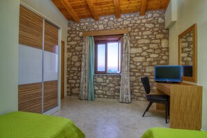 3 bedrooms, in-room safe, iron/ironing board, travel cot