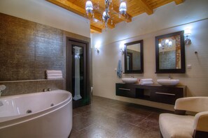 Bathtub, jetted tub, hair dryer, towels - Green Paradise Luxury Villa In Crete (Τζαννακιανά)