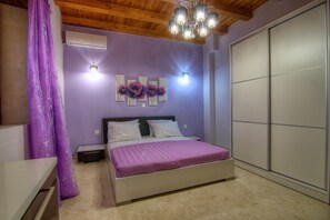 3 chambres, coffres-forts dans les chambres, fer et planche à repasser