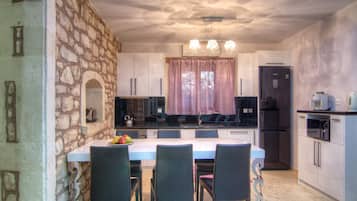 Kühlschrank, Mikrowelle, Ofen, Geschirrspüler