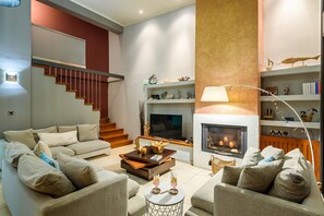 Fernseher, Kamin, DVD-Player, Bücher