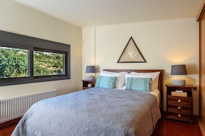 2 bedrooms, hypo-allergenic bedding, iron/ironing board, WiFi