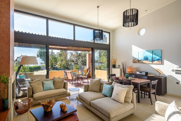 TV, fireplace, DVD player, books