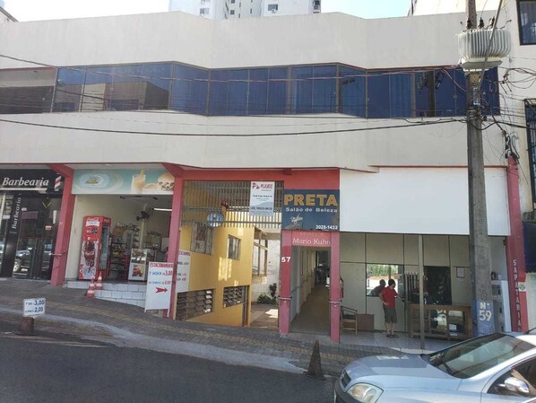 A building with a storefront labeled "PRETA Salão de Beijos" and a visible entrance.