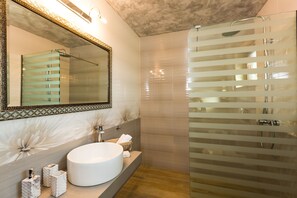 Combined shower/tub, free toiletries, hair dryer, towels