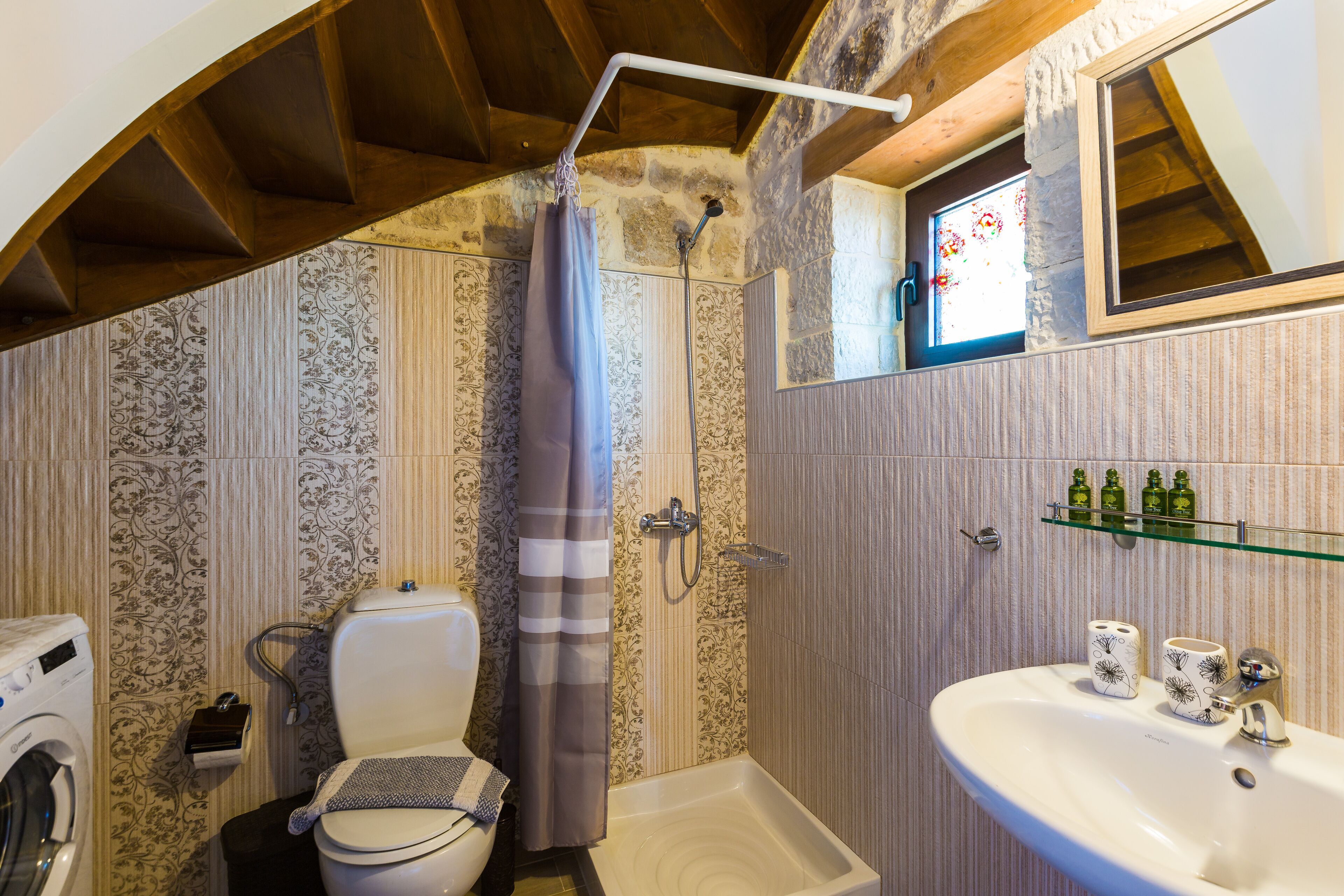 Ein Badezimmer mit Dusche, Toilette und Waschbecken.