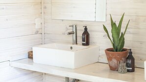 Exclusive Tent, 1 Queen Bed, Lagoon View | Bathroom | Shower, towels, soap, shampoo - Folk Glamp Tents (José Ignacio)