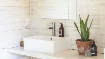 Exclusive Tent, 1 Queen Bed, Lagoon View | Bathroom | Shower, towels, soap, shampoo