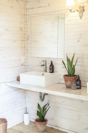 Exclusive Tent, 1 Queen Bed, Lagoon View | Bathroom | Shower, towels, soap, shampoo - Folk Glamp Tents (José Ignacio)